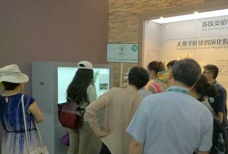 46寸透明屏幕展示柜櫥窗-深圳植物園